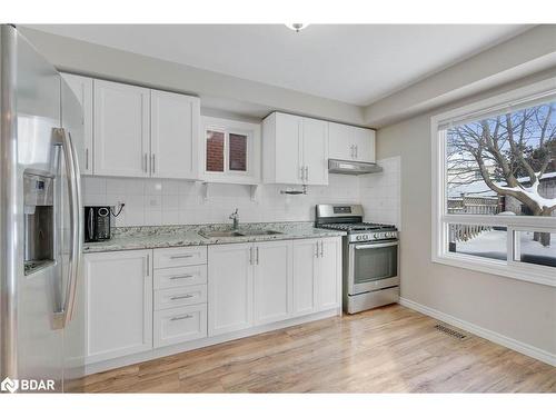 19 Weatherup Crescent, Barrie, ON - Indoor Photo Showing Kitchen With Upgraded Kitchen