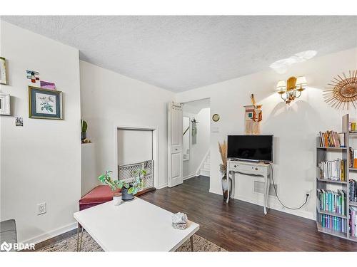 12 Curtiss Court, Barrie, ON - Indoor Photo Showing Living Room