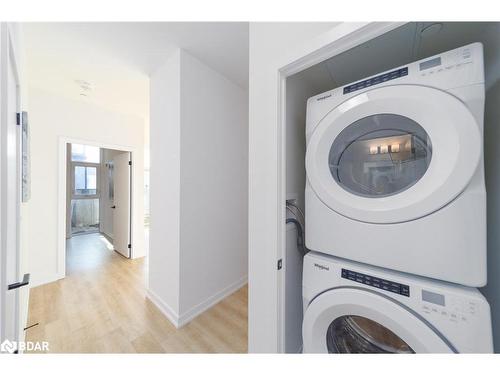 18-2300 St Clair Avenue West, Toronto, ON - Indoor Photo Showing Laundry Room