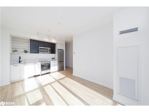 18-2300 St Clair Avenue West, Toronto, ON - Indoor Photo Showing Kitchen