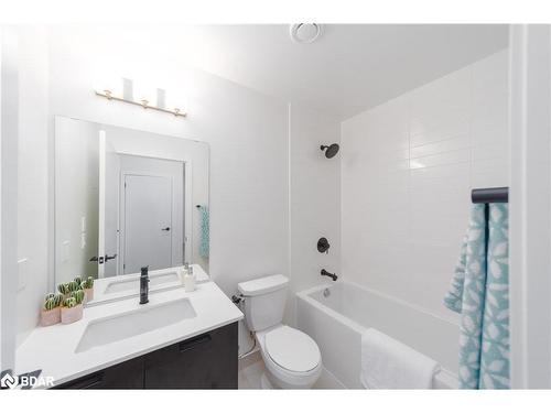 18-2300 St Clair Avenue West, Toronto, ON - Indoor Photo Showing Bathroom