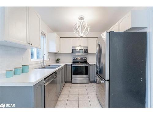 18 Bentley Crescent, Barrie, ON - Indoor Photo Showing Kitchen With Stainless Steel Kitchen With Double Sink