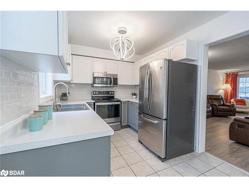 18 Bentley Crescent, Barrie, ON - Indoor Photo Showing Kitchen With Stainless Steel Kitchen With Double Sink