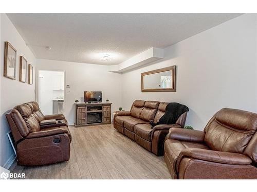 18 Bentley Crescent, Barrie, ON - Indoor Photo Showing Living Room