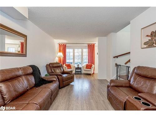 18 Bentley Crescent, Barrie, ON - Indoor Photo Showing Living Room