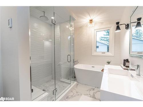 68 Dundonald Street, Barrie, ON - Indoor Photo Showing Bathroom