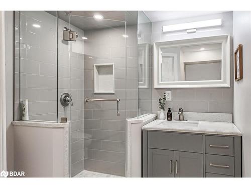 68 Dundonald Street, Barrie, ON - Indoor Photo Showing Bathroom