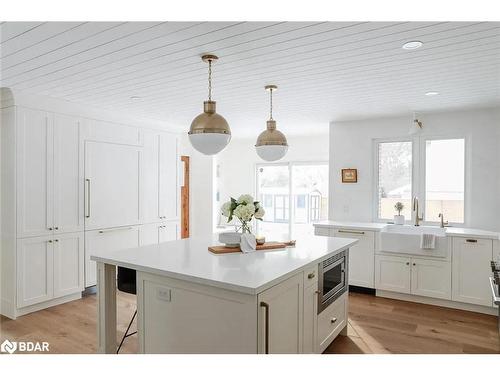 68 Dundonald Street, Barrie, ON - Indoor Photo Showing Kitchen With Upgraded Kitchen