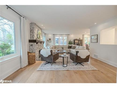 68 Dundonald Street, Barrie, ON - Indoor Photo Showing Living Room