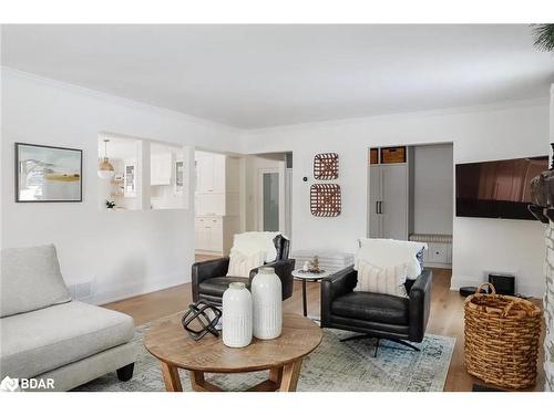 68 Dundonald Street, Barrie, ON - Indoor Photo Showing Living Room