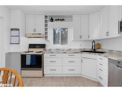 70 Lillian Crescent, Barrie, ON - Indoor Photo Showing Kitchen