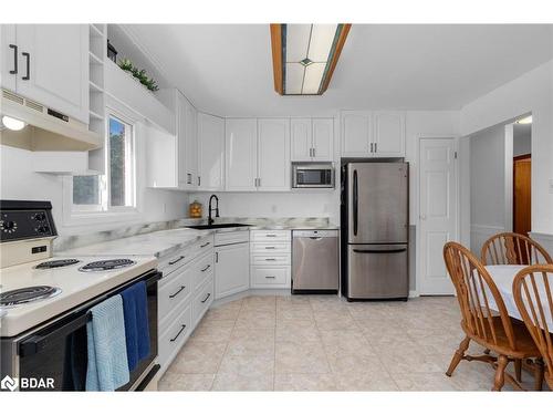 70 Lillian Crescent, Barrie, ON - Indoor Photo Showing Kitchen