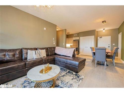 112-54 Koda Street, Barrie, ON - Indoor Photo Showing Living Room