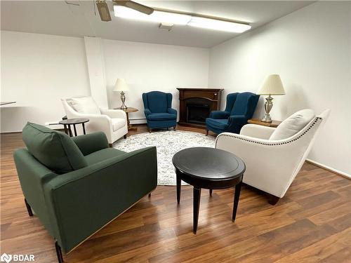 702-414 Blake Street, Barrie, ON - Indoor Photo Showing Living Room