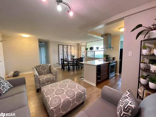609-966 Inverhouse Drive, Peel, ON - Indoor Photo Showing Living Room