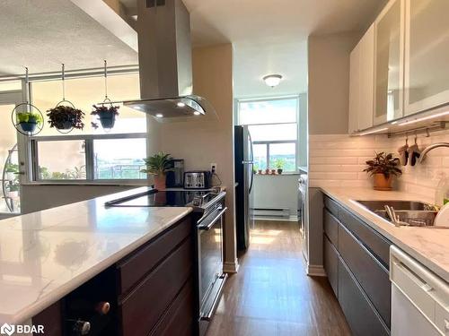 609-966 Inverhouse Drive, Peel, ON - Indoor Photo Showing Kitchen With Double Sink