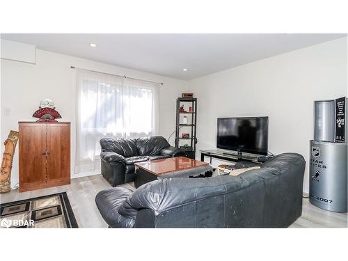 33B Cundles Road E, Barrie, ON - Indoor Photo Showing Living Room