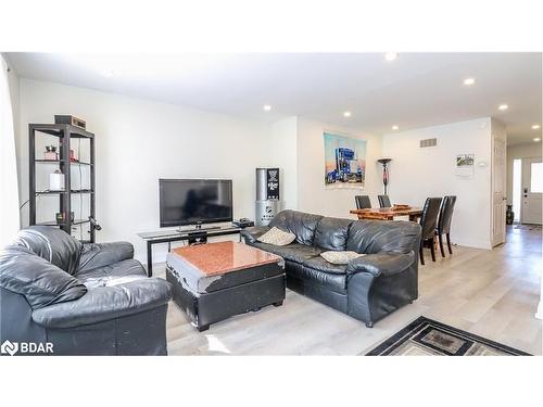 33B Cundles Road E, Barrie, ON - Indoor Photo Showing Living Room