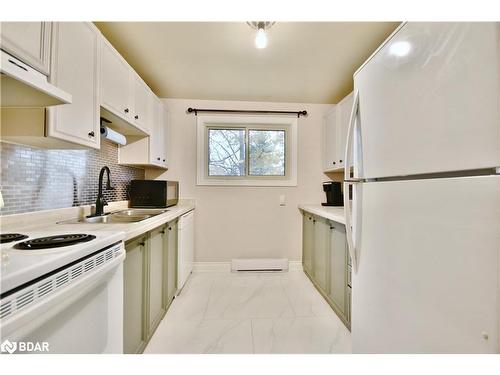 11 Pheasant Trail, Barrie, ON - Indoor Photo Showing Kitchen With Double Sink