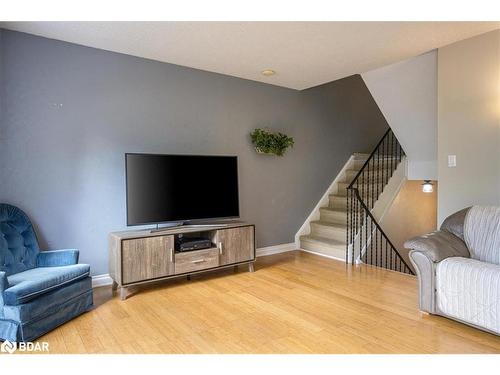 8-237 Steel Street, Barrie, ON - Indoor Photo Showing Living Room