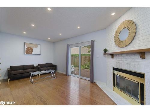 34-800 Upper Paradise Road, Hamilton, ON - Indoor Photo Showing Living Room With Fireplace