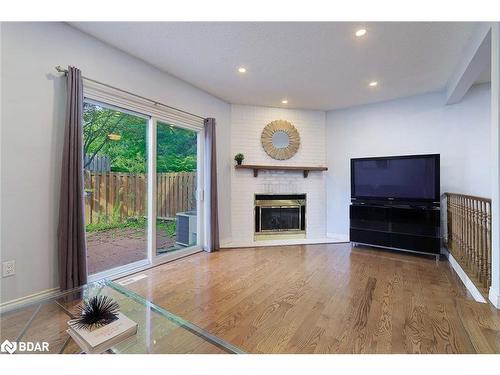 34-800 Upper Paradise Road, Hamilton, ON - Indoor Photo Showing Living Room With Fireplace