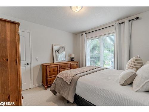 11 Oakmont Avenue, Horseshoe Valley, ON - Indoor Photo Showing Bedroom