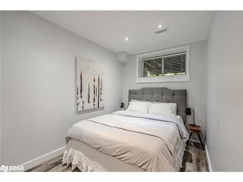 11 Oakmont Avenue, Horseshoe Valley, ON - Indoor Photo Showing Bedroom