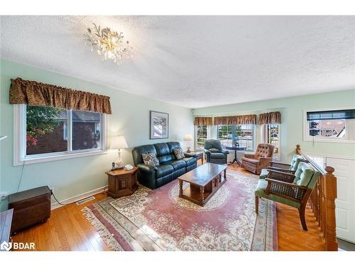 30 Charles Street, Penetanguishene, ON - Indoor Photo Showing Living Room