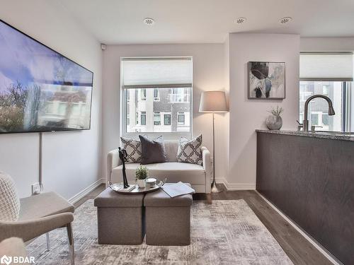 232-7 Applewood Lane, Toronto, ON - Indoor Photo Showing Living Room