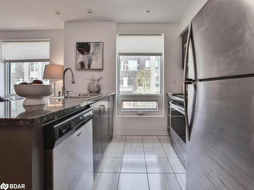 232-7 Applewood Lane, Toronto, ON - Indoor Photo Showing Kitchen