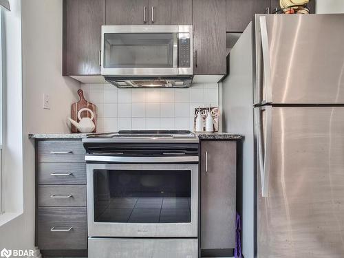 232-7 Applewood Lane, Toronto, ON - Indoor Photo Showing Kitchen With Upgraded Kitchen