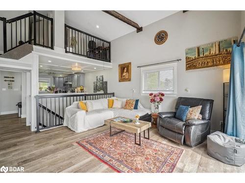 339520 Presqu'Ile Road, Georgian Bluffs, ON - Indoor Photo Showing Living Room