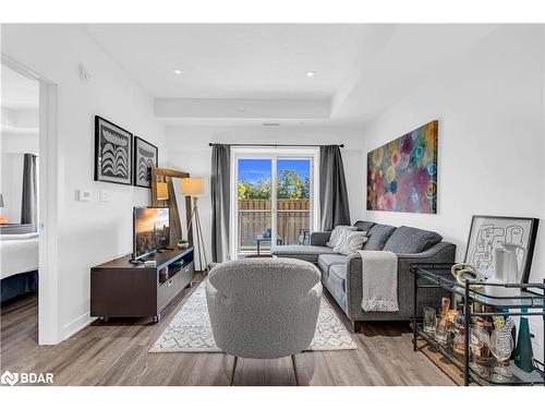 206-16 Markle Crescent, Hamilton, ON - Indoor Photo Showing Living Room