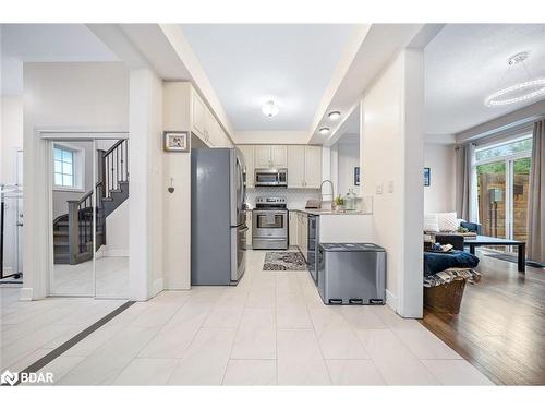 105 Collier Crescent, Angus, ON - Indoor Photo Showing Kitchen
