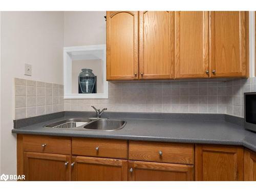 68-28 Donald Street, Barrie, ON - Indoor Photo Showing Kitchen