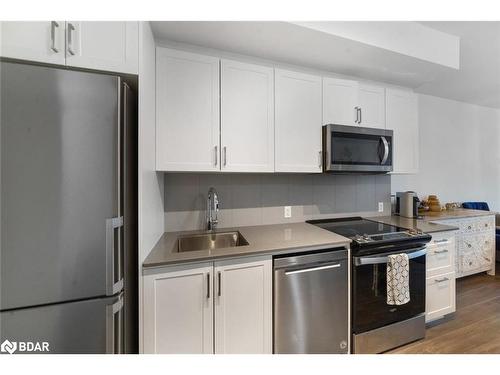114-681 Yonge Street, Barrie, ON - Indoor Photo Showing Kitchen