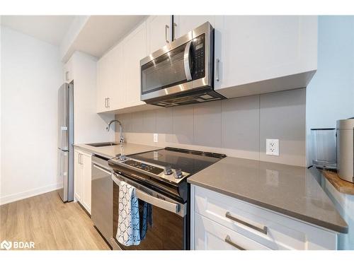 114-681 Yonge Street, Barrie, ON - Indoor Photo Showing Kitchen