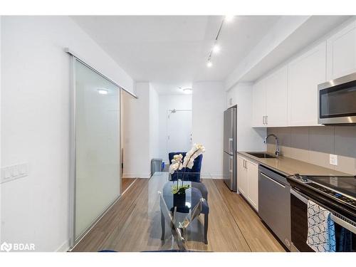 114-681 Yonge Street, Barrie, ON - Indoor Photo Showing Kitchen