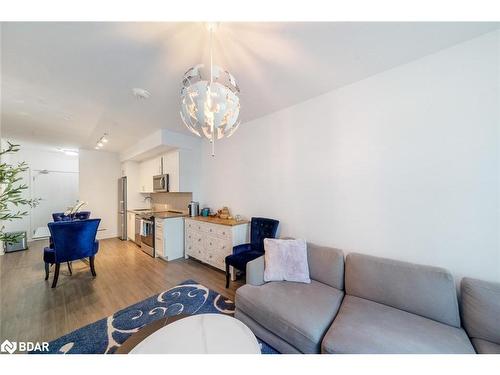 114-681 Yonge Street, Barrie, ON - Indoor Photo Showing Living Room