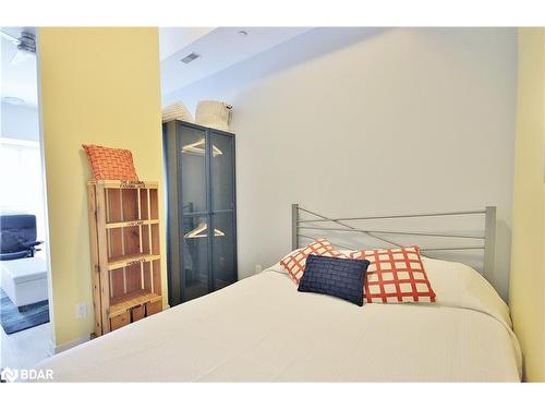 60-275 Broward Way, Innisfil, ON - Indoor Photo Showing Bedroom