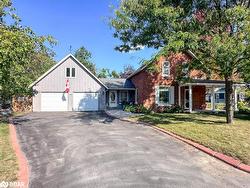 17 Frances Street N Barrie, ON L4N 1Z3