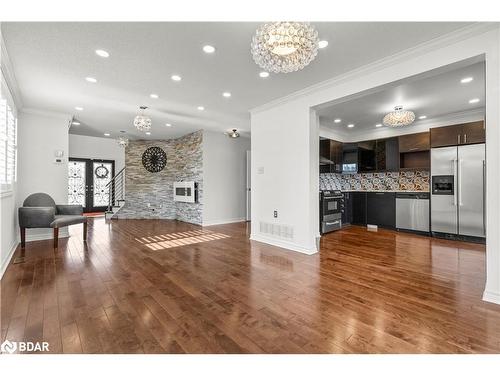 1 Glenhill Drive, Barrie, ON - Indoor Photo Showing Kitchen With Upgraded Kitchen