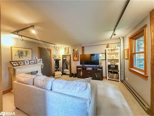 7812 Guelph Nichol Townline, Guelph, ON - Indoor Photo Showing Living Room