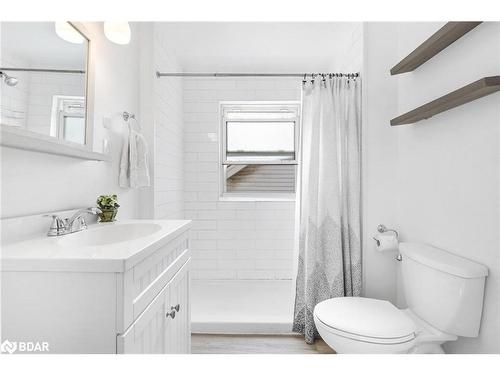263 Houghton Avenue S, Hamilton, ON - Indoor Photo Showing Bathroom