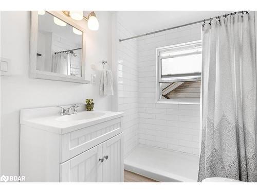 263 Houghton Avenue S, Hamilton, ON - Indoor Photo Showing Bathroom