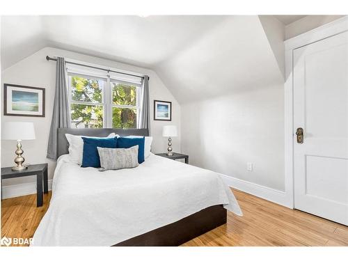 263 Houghton Avenue S, Hamilton, ON - Indoor Photo Showing Bedroom