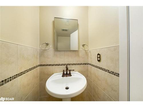 99 Marshall Street, Barrie, ON - Indoor Photo Showing Bathroom