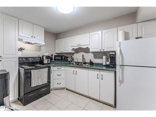 69 Fox Run, Barrie, ON - Indoor Photo Showing Kitchen
