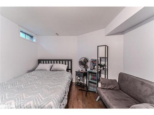 69 Fox Run, Barrie, ON - Indoor Photo Showing Bedroom